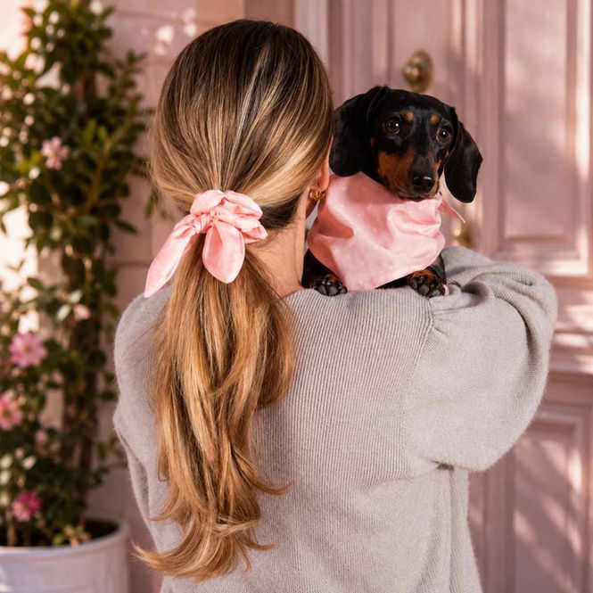 Hovedbilde Gavesett bandana & scrunchie sett rosa Katie Loxton